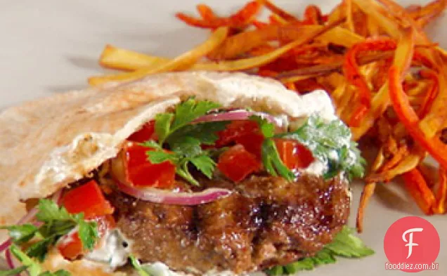Hambúrgueres de cordeiro com molho Tzatziki e salada de salsa