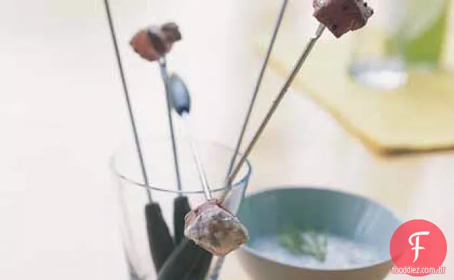Espetos de cordeiro com molho de iogurte