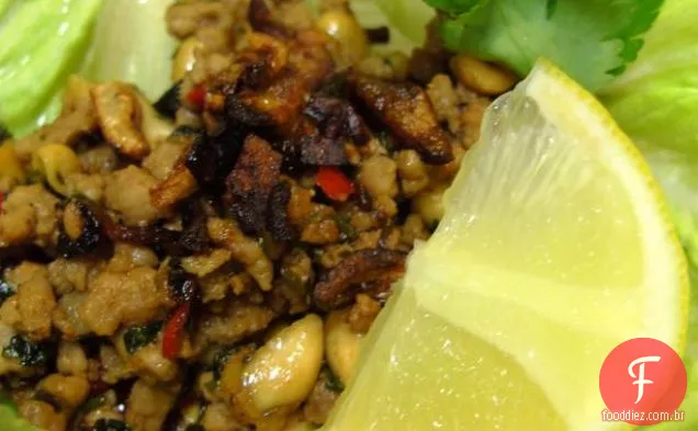 Carne de porco com pimenta doce em xícaras de alface