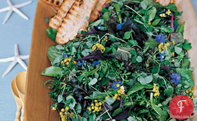 Salada de verduras misturadas com ervilhas recém-descascadas e flores comestíveis