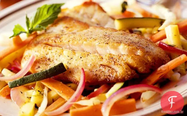 Robalo salteado com legumes de Verão