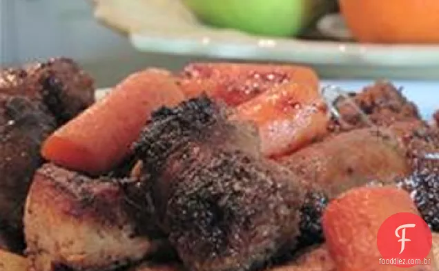 Frango com alecrim assado no forno crocante com salsicha e batatas