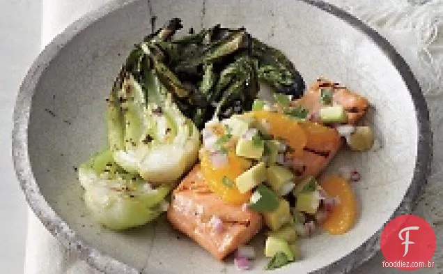 Salmão grelhado e bok Choy com Salsa laranja-abacate