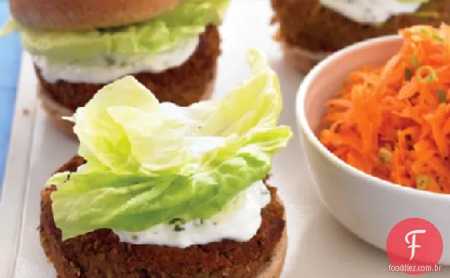 Hambúrgueres vegetarianos mediterrâneos com molho de menta e iogurte e salada de cenoura