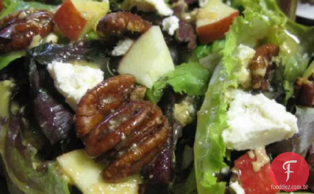 Queijo Feta, maçã e salada de nozes temperadas