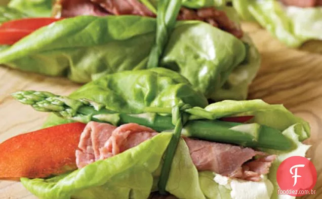 Feixes de carne e aspargos