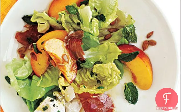 Salada de alface doce, pêssego e Prosciutto