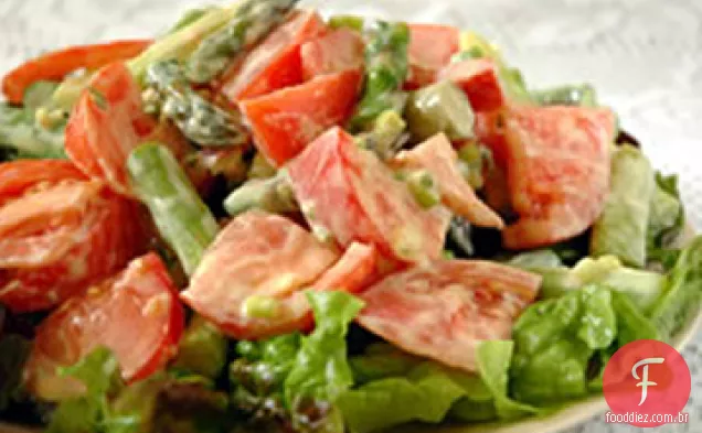 Salada de espargos e tomate com iogurte-molho de queijo