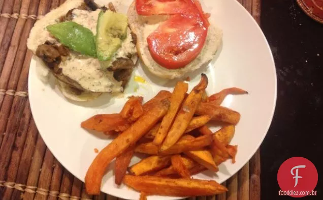 Sanduíche Cajun Portobello com abacate e Remoulade