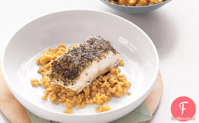 Robalo assado com especiarias e lentilhas vermelhas