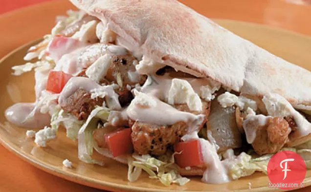 Pitas de frango com iogurte-molho de endro
