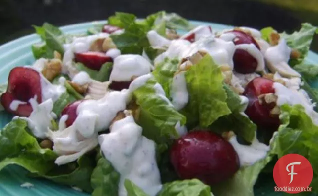 Salada de frango grelhado com cerejas e molho de queijo de cabra