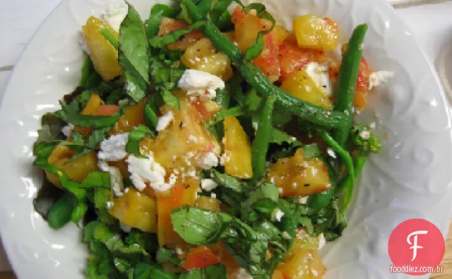 Feijão verde fresco e salada de tomate