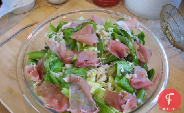 Macarrão com ervilhas, aspargos, alface manteiga e Prosciutto