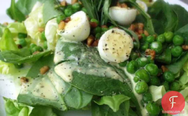 Salada shmancy chique com ovos de codorna e molho de estragão