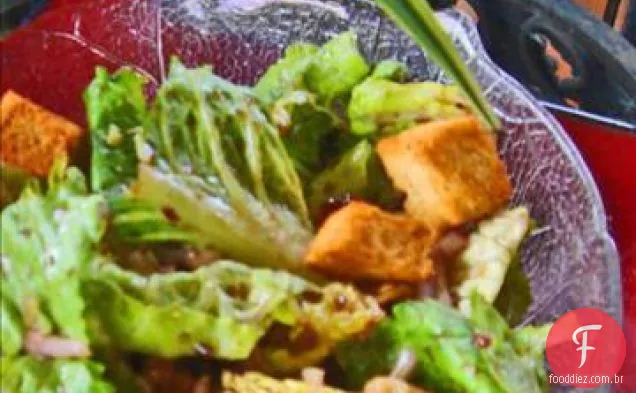 Salada Romaine com cebola vermelha, nozes e vinagrete de laranja