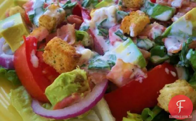 Salada BLT com molho cremoso de manjericão