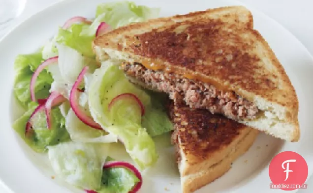 Patty derreta com salada de cebola em conserva