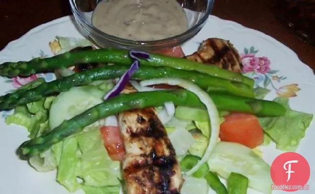 Salada Caesar Lançada Com Frango Na Primavera