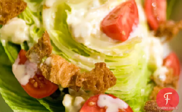 Salada De Alface Iceberg Torcida Com Molho Quente De Gorgonzola
