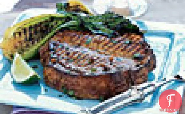Costeletas de porco Asiáticas grelhadas e baby Bok Choy
