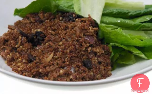 Quinoa - todo o pilaf de farelo com passas e salada verde simples
