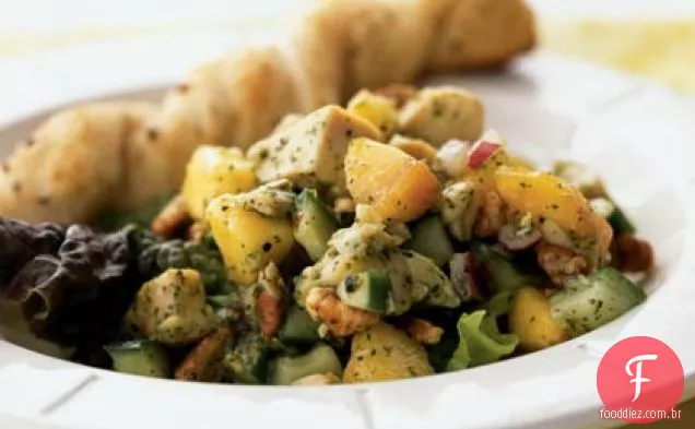 Salada de frango com nectarinas em vinagrete de hortelã