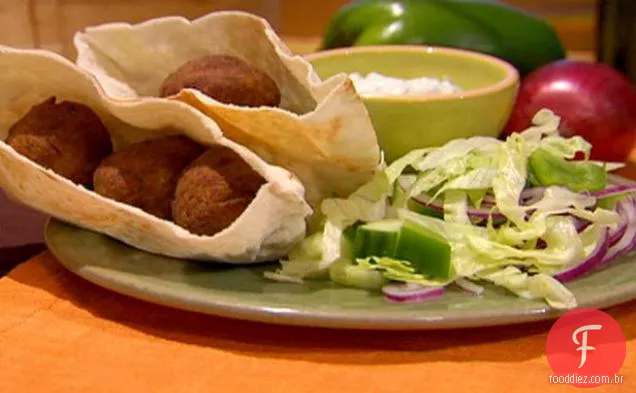 Sanduíches de Falafel com molho de Iogurte De Menta de gergelim