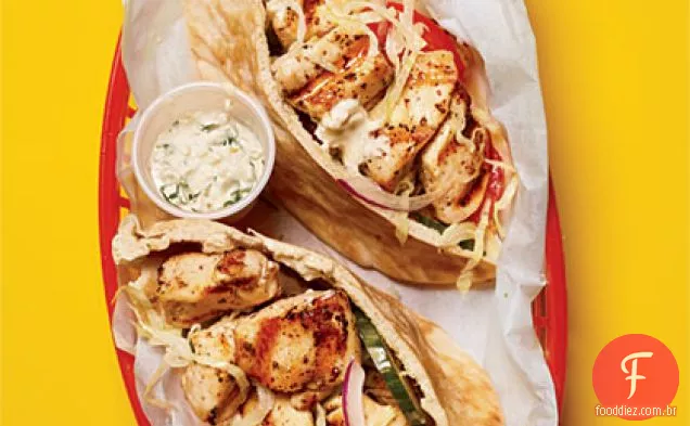 Pitas de Souvlaki de frango com molho de tahine