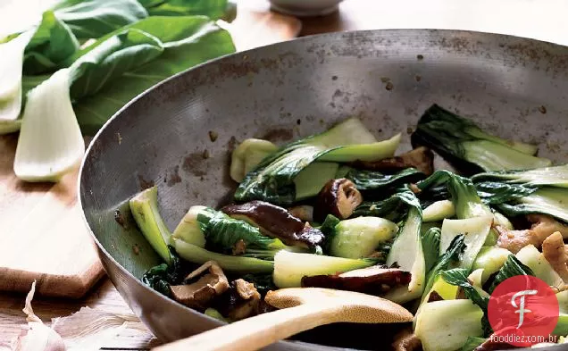 Bebê frito Bok Choy com cogumelos Shiitake