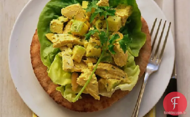 Salada de frango com curry em Pitas de trigo integral
