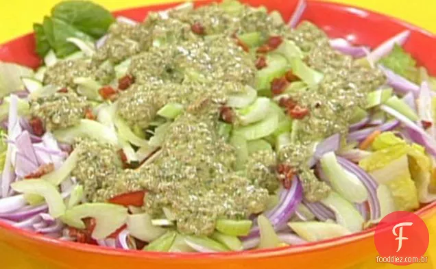 Salada de jardim com molho de amêndoa defumada