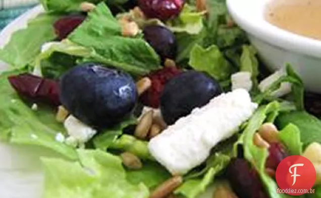 Salada deliciosamente doce com bordo, nozes, sementes, mirtilos e queijo de cabra