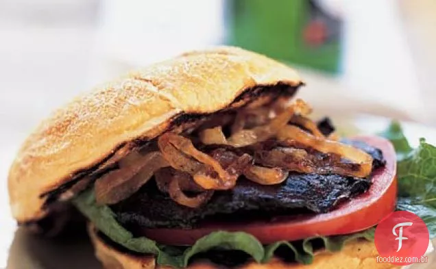 Hambúrguer de bife Portobello com cebola caramelizada