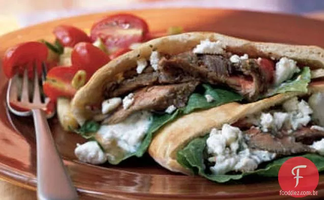 Pitas de bife grego com molho de endro