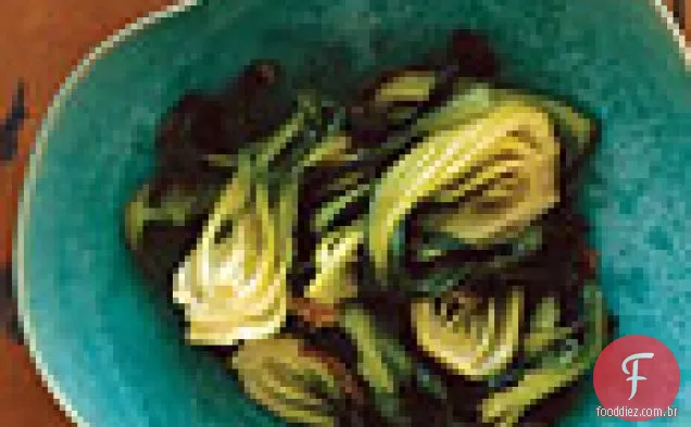 Bebê frito Bok Choy com alho