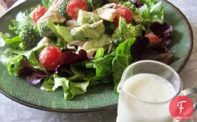 Salada Super Vegetariana Com Molho Cremoso De Amêndoa
