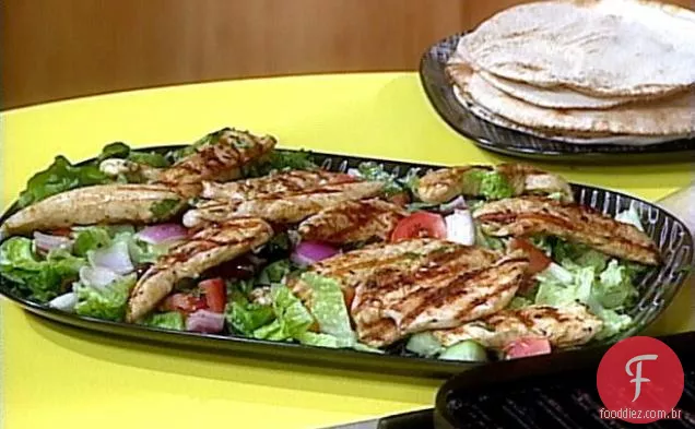 Salada grega de frango grelhado e vegetais com pão Pita quente para embrulhar