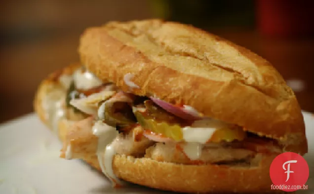 Frango grelhado saudável, pimenta vermelha e Sanduíche de queijo de cabra