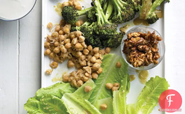 Salada composta de brócolis assado, Romaine, grão de bico e nozes