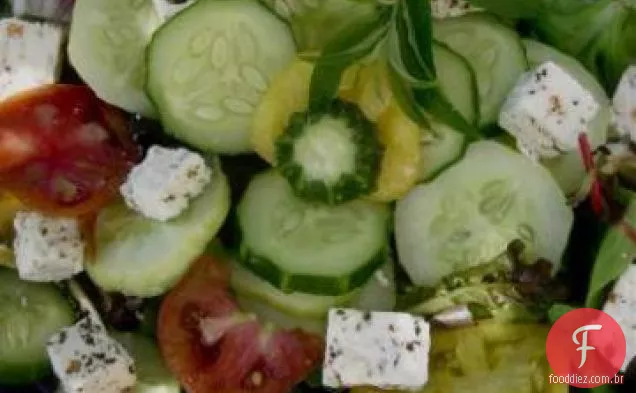 Salada de tomate, pepino e Feta com Verbena de limão
