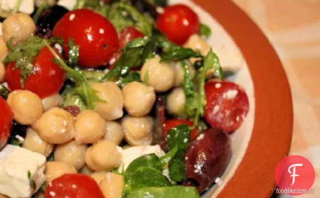 Salada de grão de bico, queijo Feta e azeitona