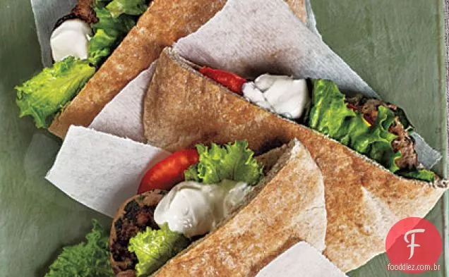 Pitas de hambúrguer de peru com molho de tahine