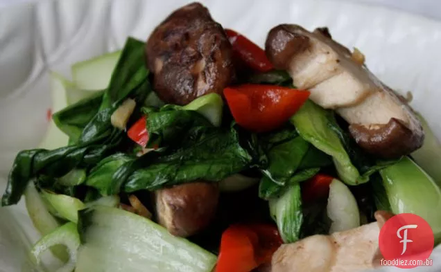 Frite O Bebê Bok Choy Com Receita De Cogumelos Shitake