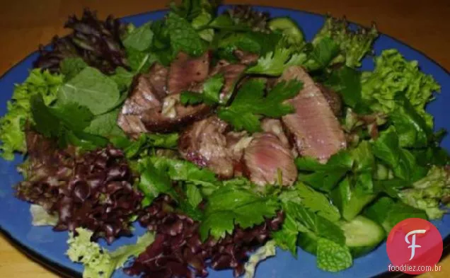 Neua Nam Tok (Salada De Carne Grelhada Vietnamita)