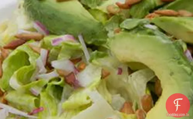 Salada de alface, abacate e sementes de girassol