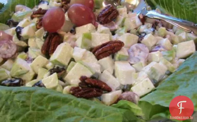 Salada Waldorf com cerejas ácidas, uvas e nozes cristalizadas