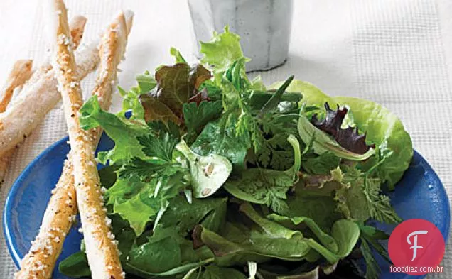 Salada de verduras e ervas com vinagrete clássico