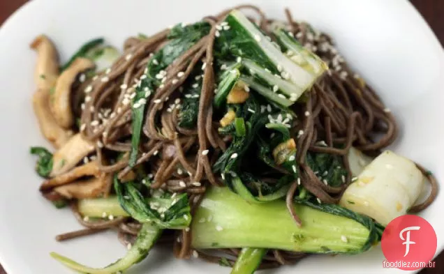 Macarrão De Trigo Sarraceno Com Cogumelos Shiitake, Bok Choy, Gengibre E