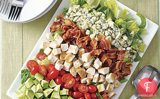 Salada Cobb rápida com molho de iogurte